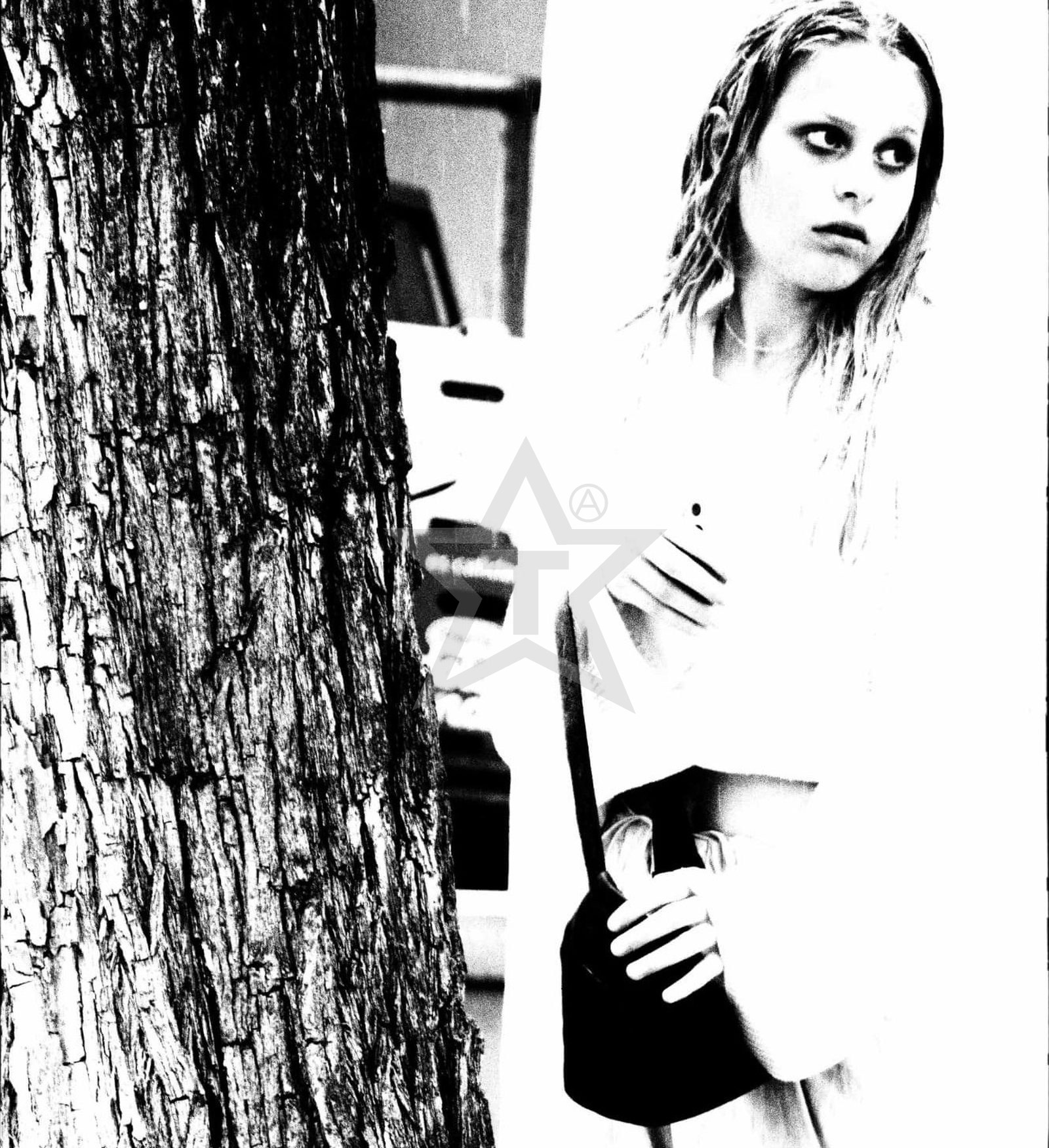 GIRL BY THE TREE (2026) – Fotografie von Thomas Anderer, Fine Art Fotografie, 91 × 100 cm