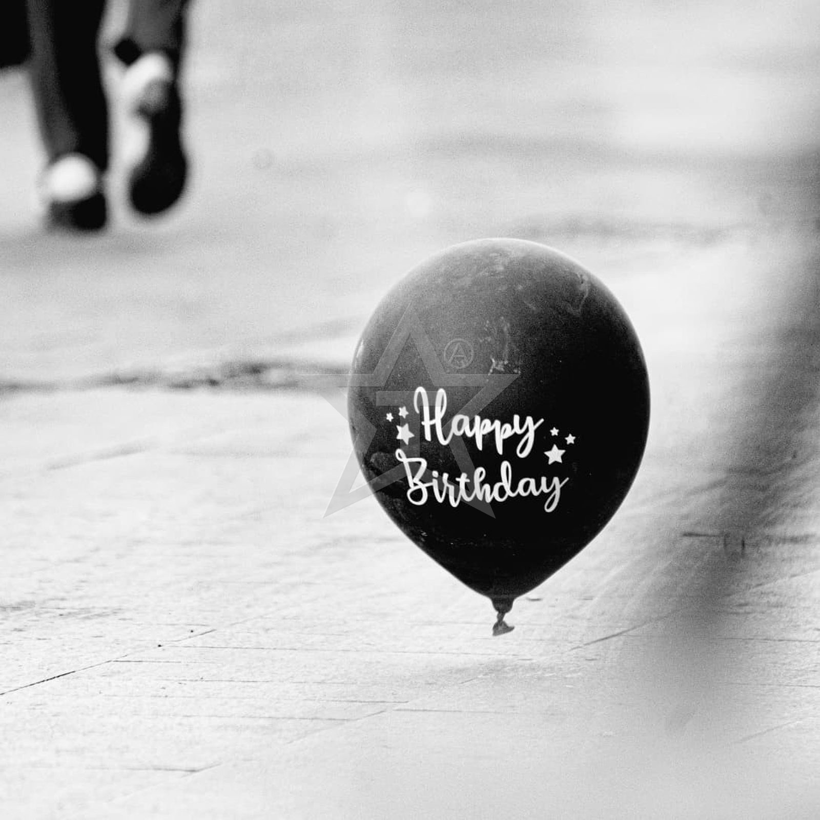 HAPPY BIRTHDAY (2026) – Fotografie von Thomas Anderer, Fine Art Fotografie, 100 × 100 cm