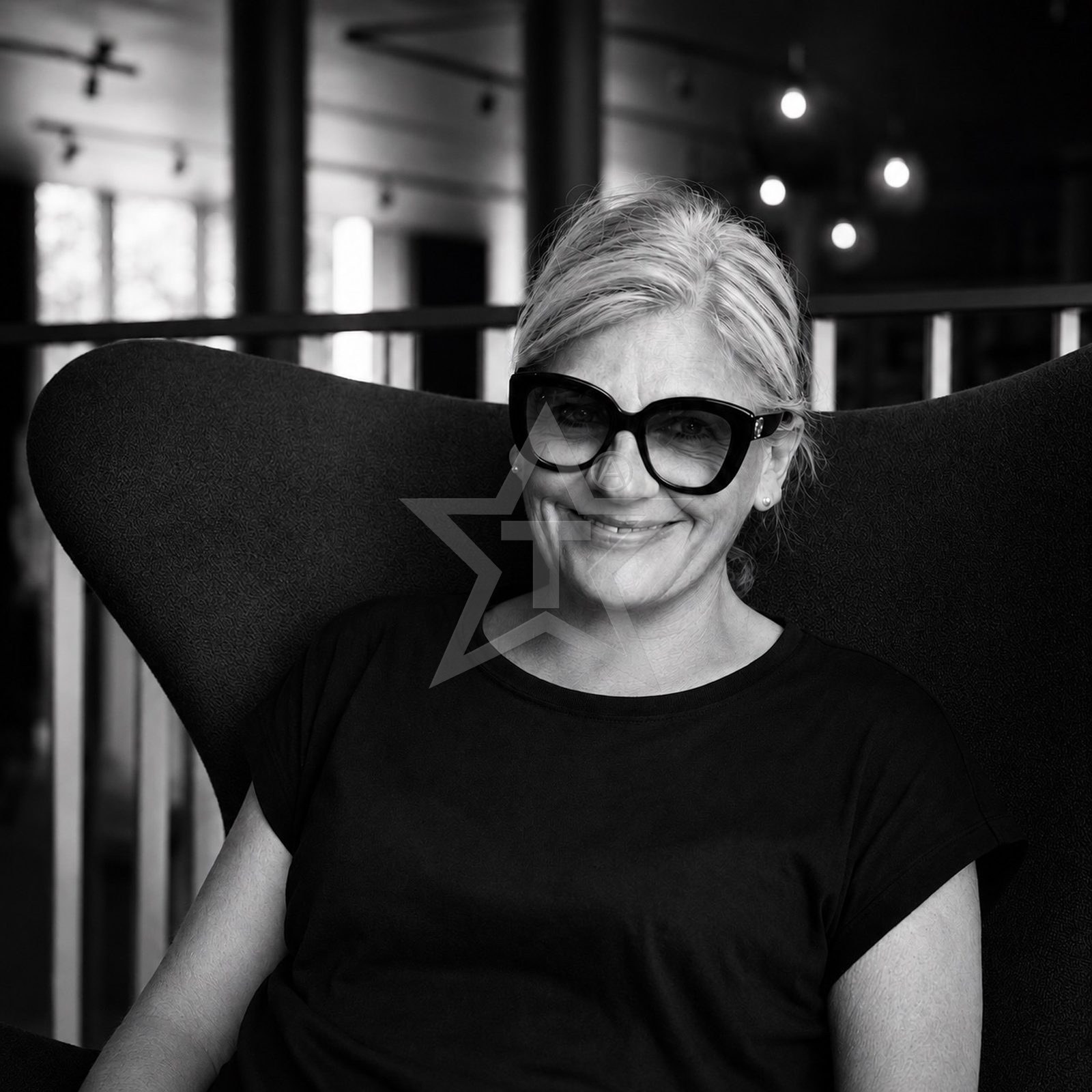 IN THE ARMCHAIR (2025) – Fotografie von Thomas Anderer, Fine Art Fotografie, 100 × 100 cm